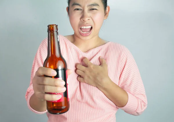 Asiatique jeune femme souffrant de douleurs thoraciques causées par des maladies cardiaques de boire beaucoup d'alcool. Concept d'avertissement de mode de vie dangereux . — Photo