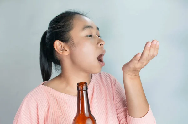 Deprimida mujer joven asiática beber alcohol con tomar medicamentos. Peligroso estilo de vida concepto de advertencia . — Foto de Stock