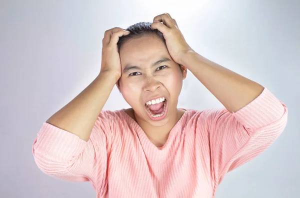Ritratto di una donna stressata che tiene la testa tra le mani e urla ad alta voce arrabbiata . — Foto Stock