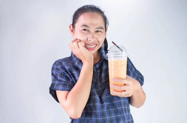 Mulher jovem asiática tocando bochecha com a mão porque ela dente sensibilidade e dor de dente de beber água fria. Conceito de atenção odontológica e saúde . — Fotografia de Stock