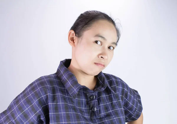 Close-up Cara irritada de mulher jovem asiática em camisa azul com olhar para a câmera . — Fotografia de Stock