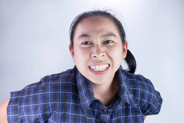 Primer plano Rostro enojado de mujer joven asiática en camisa azul con mirada a la cámara . — Foto de Stock