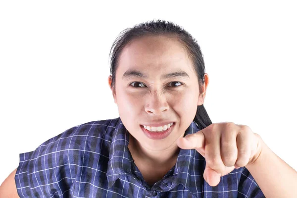 Close-up Cara irritada de mulher jovem asiática em camisa azul apontando com o dedo para a câmera . — Fotografia de Stock