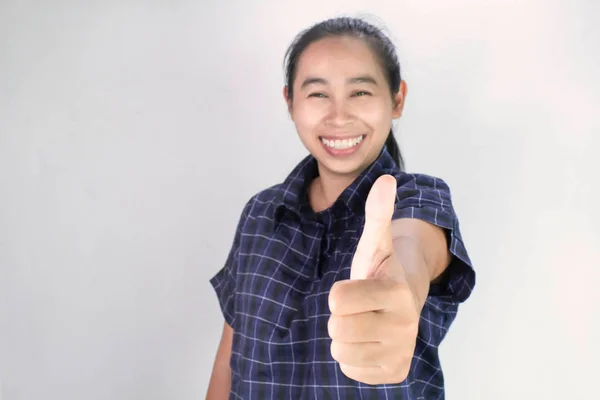 Retrato de mulher jovem asiática em camisa azul, fazendo as mãos estendidas com os polegares para cima sinal e sorrindo alegremente, mostrando seu apoio. Linguagem corporal e conceito de incentivo . — Fotografia de Stock