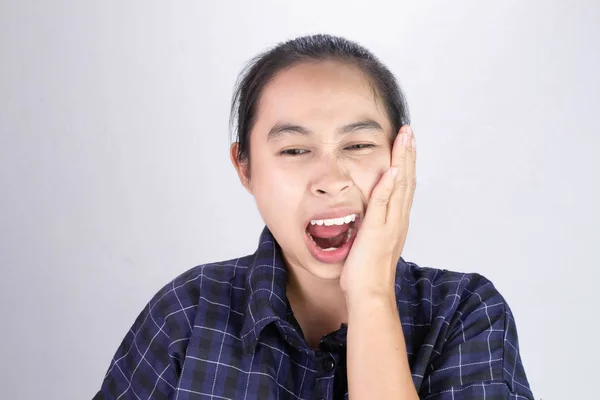 Mulher asiática tocando bochecha com a mão, porque ela está sofrendo de dor de dente. Conceito de atenção odontológica e saúde . — Fotografia de Stock