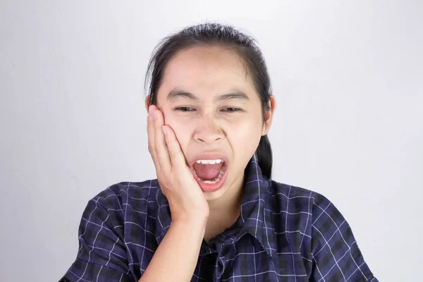 Mulher asiática tocando bochecha com a mão, porque ela está sofrendo de dor de dente. Conceito de atenção odontológica e saúde . — Fotografia de Stock