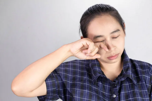 Mulher jovem asiática que sofre de olho irritado, alérgico ou coceira de poeira. Conceito de cuidados de saúde ópticos . — Fotografia de Stock