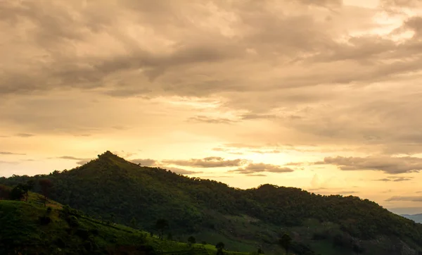 タイ北部の夕日が沈む複雑な山の風景. — ストック写真