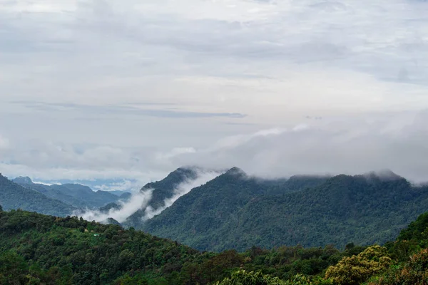 タイ北部の霧と複雑な山の風景. — ストック写真