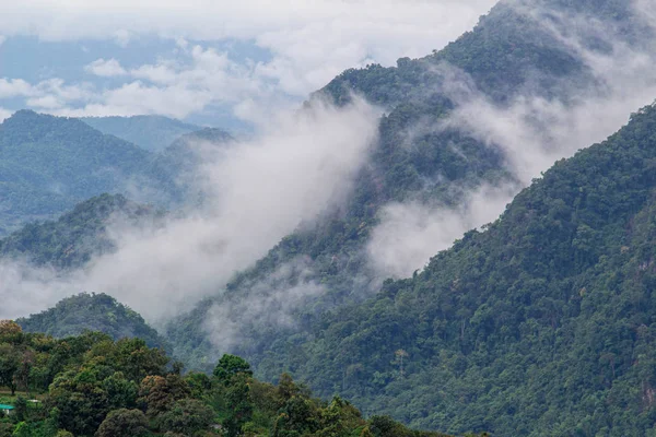 Tájkép komplex hegy köd északi Thaiföldön. — Stock Fotó