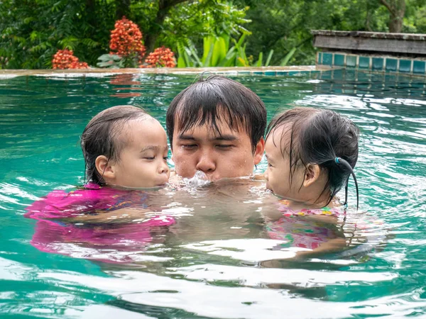타이 북부 휴양지에 있는 수영장에서 여름휴가를 보내고 있는 아버지와 딸의 사진. — 스톡 사진