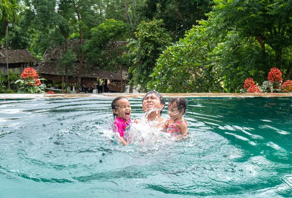 Retrato de pai e filha desfrutando de umas férias de verão na piscina no resort norte da Tailândia . — Fotografia de Stock