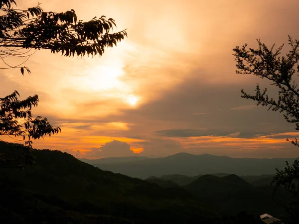 Tájkép kilátás összetett hegy naplementével este Észak-Thaiföldön. — Stock Fotó