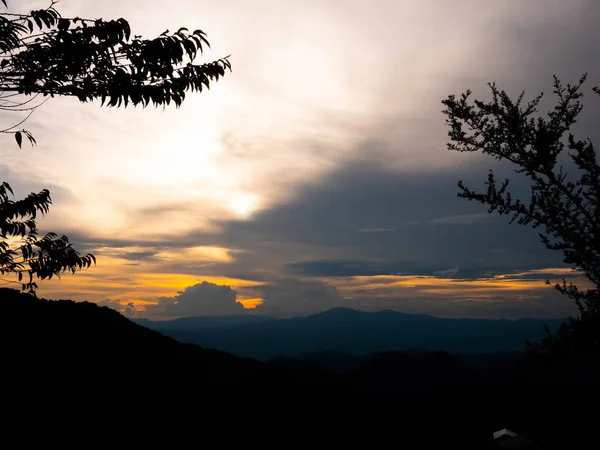 Tájkép kilátás összetett hegy naplementével este Észak-Thaiföldön. — Stock Fotó