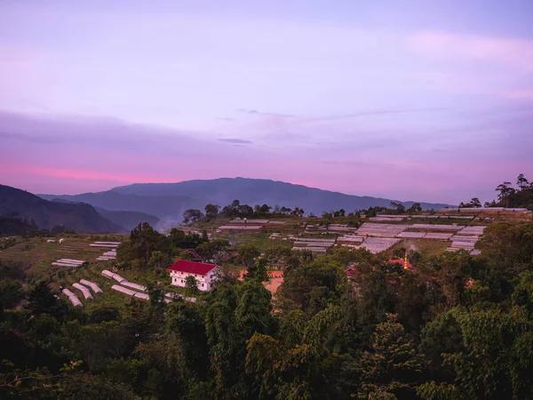 夕日を背景に夜に山の頂上からタイ、チェンマイの牙地区の人々の農業地域の風景. — ストック写真