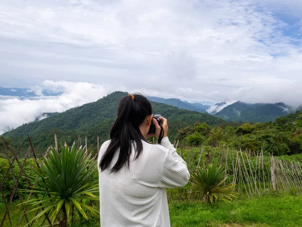 Parte trasera de la mujer asiática tomando fotos de paisajes de montaña en la montaña Ang Khang, Fang Chiang Mai. Atracción turística en el norte de Tailandia . — Foto de Stock