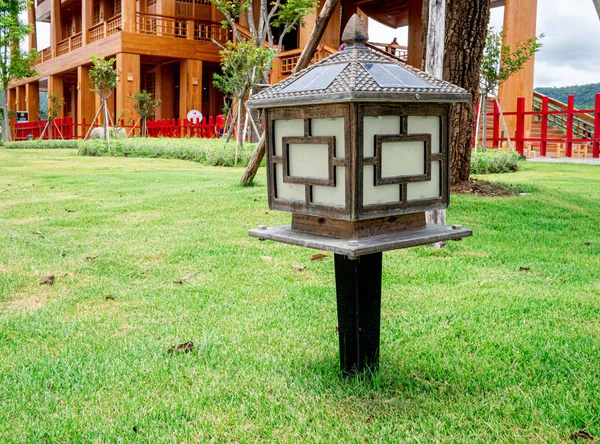 Drewniane lampy z oświetleniem z panelu słonecznego w ogrodzie Hinoki ziemi; Japoński styl budynku do podróży w Chaiprakarn dzielnicy Chiang Mai, Tajlandia. — Zdjęcie stockowe