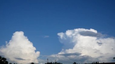 Arka planda bulutlar olan güzel bir sabah göğü.