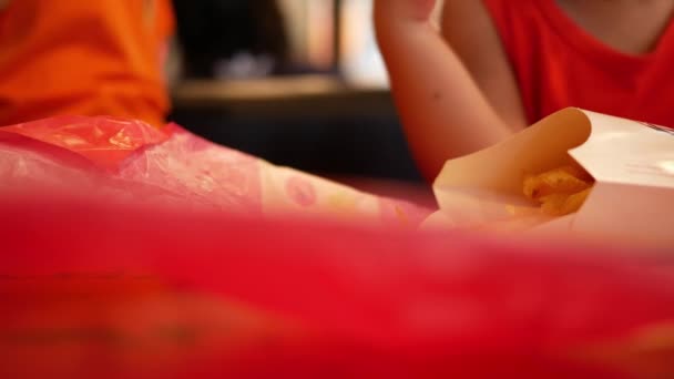 Niña Asiática Con Hermana Comiendo Pollo Frito Papas Fritas Restaurante — Vídeos de Stock