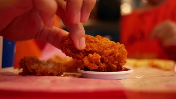 식당에서 토마토 소스에 닭고기를 관리와 식품의 — 비디오