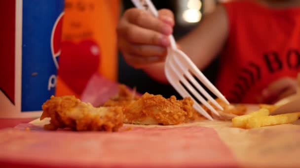 Kleines Asiatisches Mädchen Mit Ihrer Schwester Beim Essen Von Gebratenem — Stockvideo