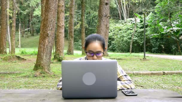 Ευτυχισμένο Casual Όμορφη Γυναίκα Που Εργάζονται Φορητό Υπολογιστή Και Ακούγοντας — Αρχείο Βίντεο