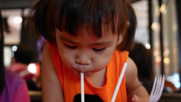 Pequeña Niña Asiática Con Hermana Bebiendo Juntos Mientras Está Sentada — Vídeo de stock