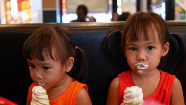 Adorable Niña Asiática Sosteniendo Comiendo Helado Con Cono Restaurante — Vídeo de stock