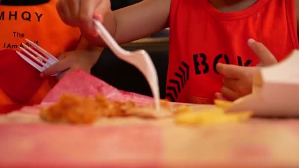 Pequena Menina Asiática Com Sua Irmã Comendo Frango Frito Batatas — Vídeo de Stock