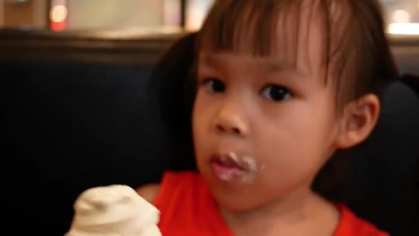 Adorable Niña Asiática Sosteniendo Comiendo Helado Con Cono Restaurante — Vídeo de stock