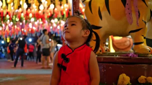 Приваблива Маленька Азіатська Дівчинка Стоїть Над Світлом Таїландських Ліхтарів Вночі — стокове відео