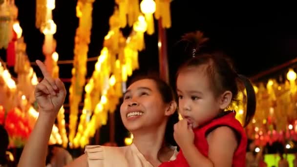 在宜鹏节的夜晚 快乐的亚洲家庭站在背景为泰兰花灯笼的灯光下 — 图库视频影像