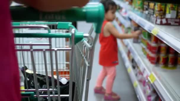 Imádnivaló Kis Ázsiai Gyerek Lány Húgával Szórakozás Vásárolni Plázában — Stock videók