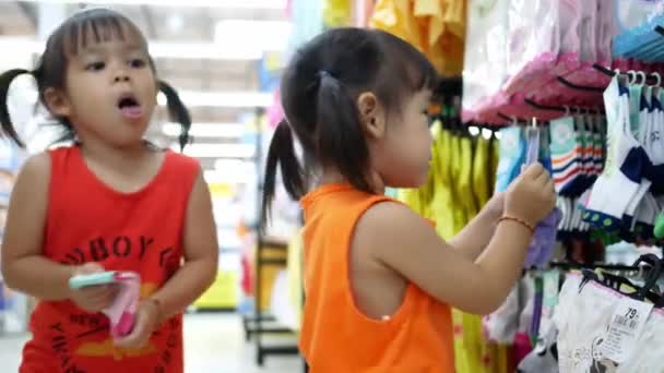 Adorável Pequena Menina Asiática Com Sua Irmã Divertindo Para Fazer — Vídeo de Stock