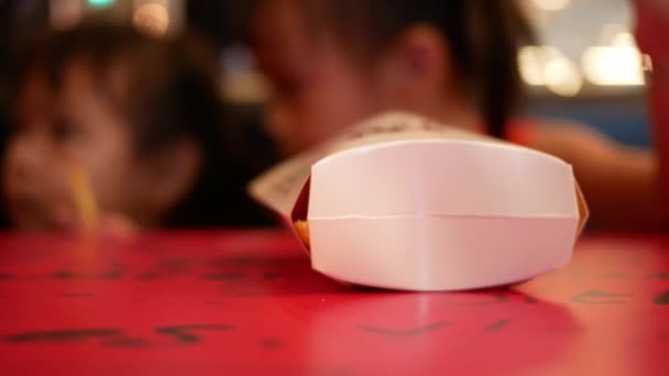 Feliz Niña Asiática Con Hermana Comiendo Papas Fritas Restaurante Salud — Vídeo de stock