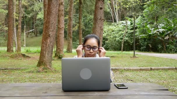 Feliz Mulher Bonita Casual Trabalhando Laptop Ouvir Música Por Fone — Vídeo de Stock