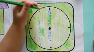 Asyalı anne, okuldan sonra kızına ev ödevi yaparken yardım ediyor. Evde eğitim kavramı.