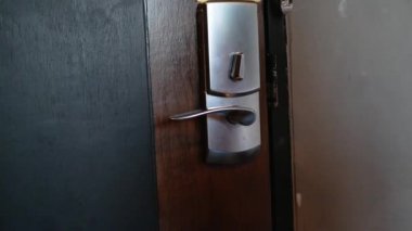 Asyalı kadın odanın kapısını açtı ve sabah çalışmaya hazır bir şekilde güvenli bir şekilde uzaklaştı..