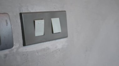 Kadın eli evin lambasını açıyor..