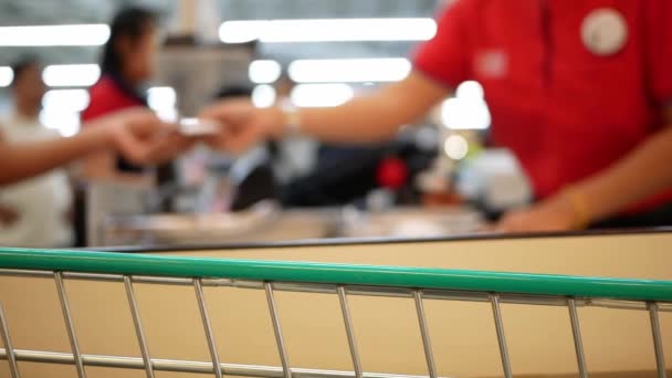 Menina Criança Com Sua Família Caixa Supermercado Criança Esperando Perto — Vídeo de Stock