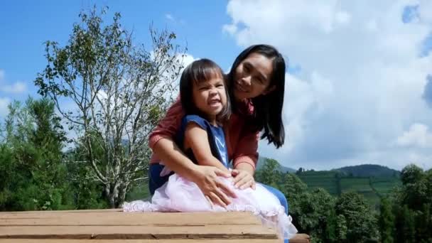Boldog Anya Lányával Fapadlón Fák Felett Kék Alatt Hegyek Hátterével — Stock videók