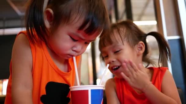 Pequena Menina Asiática Com Sua Irmã Bebendo Sua Bebida Juntos — Vídeo de Stock