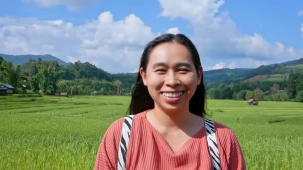Mujer Joven Pie Sonrisa Mirando Cámara Sobre Campo Arroz Verde — Vídeo de stock