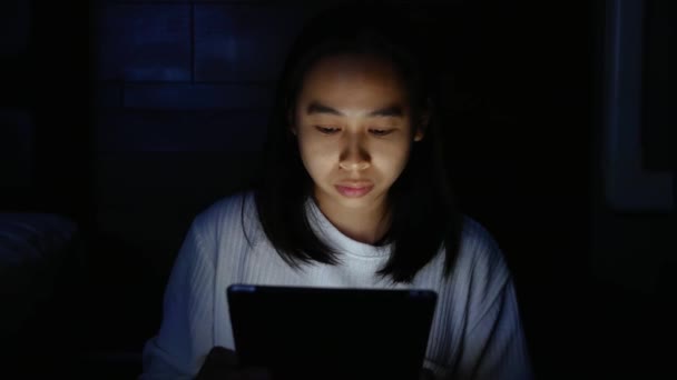 Aziatische Vrouw Met Behulp Van Tablet Licht Van Het Scherm — Stockvideo