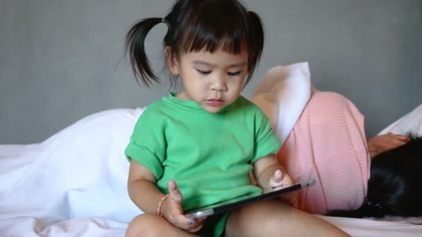 Azjatka Oglądająca Tabletki Łóżku Dzieciak Uzależniony Telefonów Komórkowych — Wideo stockowe