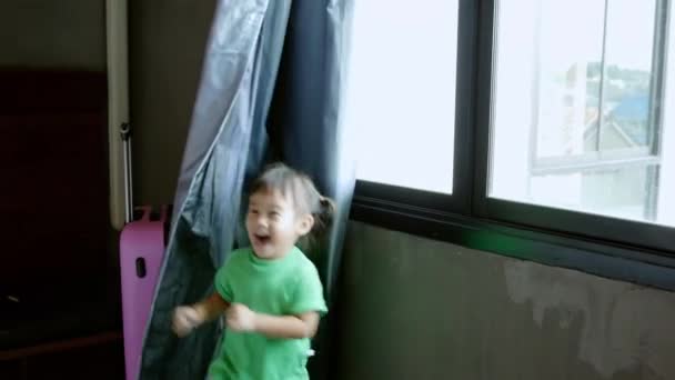 Милый Маленький Ребенок Веселится Поиграть Прятки Семьей Спальне Утрам День — стоковое видео