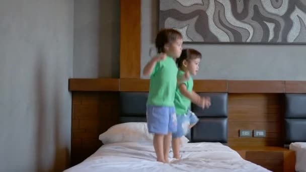 Lindo Niño Divirtiéndose Jugar Peekaboo Con Familia Dormitorio Por Mañana — Vídeos de Stock