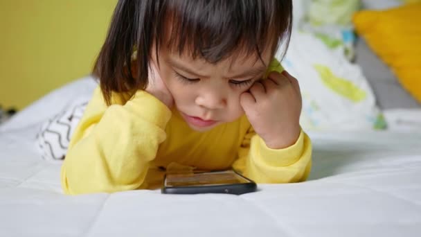 Menina Asiática Assistindo Smartphone Sua Cama Miúdo Viciado Telemóveis — Vídeo de Stock