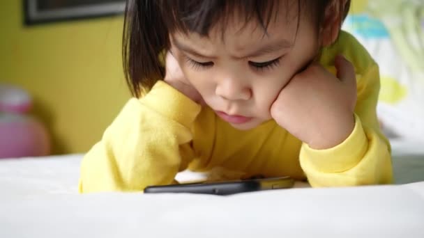 Азиатская Маленькая Девочка Смотрит Смартфон Своей Кровати Зависимость Мобильных Телефонов — стоковое видео