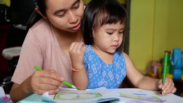 Asiatisk Mamma Hjälper Dottern Med Läxorna Efter Skolan Begreppet Hemundervisning — Stockvideo